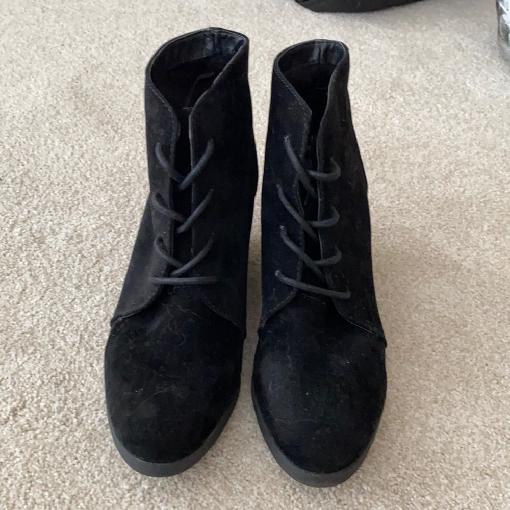Black suedes lace up booties